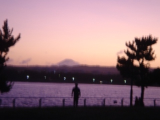 夕映え空に浮かぶ富士山