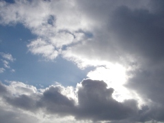 雲の切れ間の薄い青空